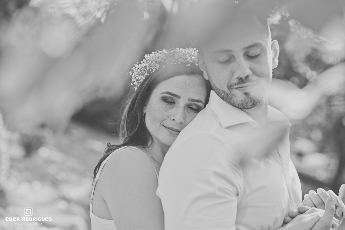 Noiva abraçando o noivo, no Jardim dos Pinhais Ecco Parque