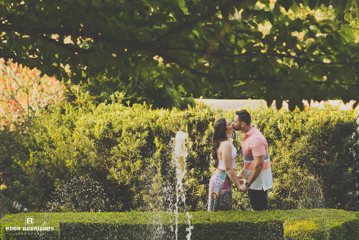 Casal de noivos se baijando no chafariz, no Jardim dos Pinhais Ecco Parque