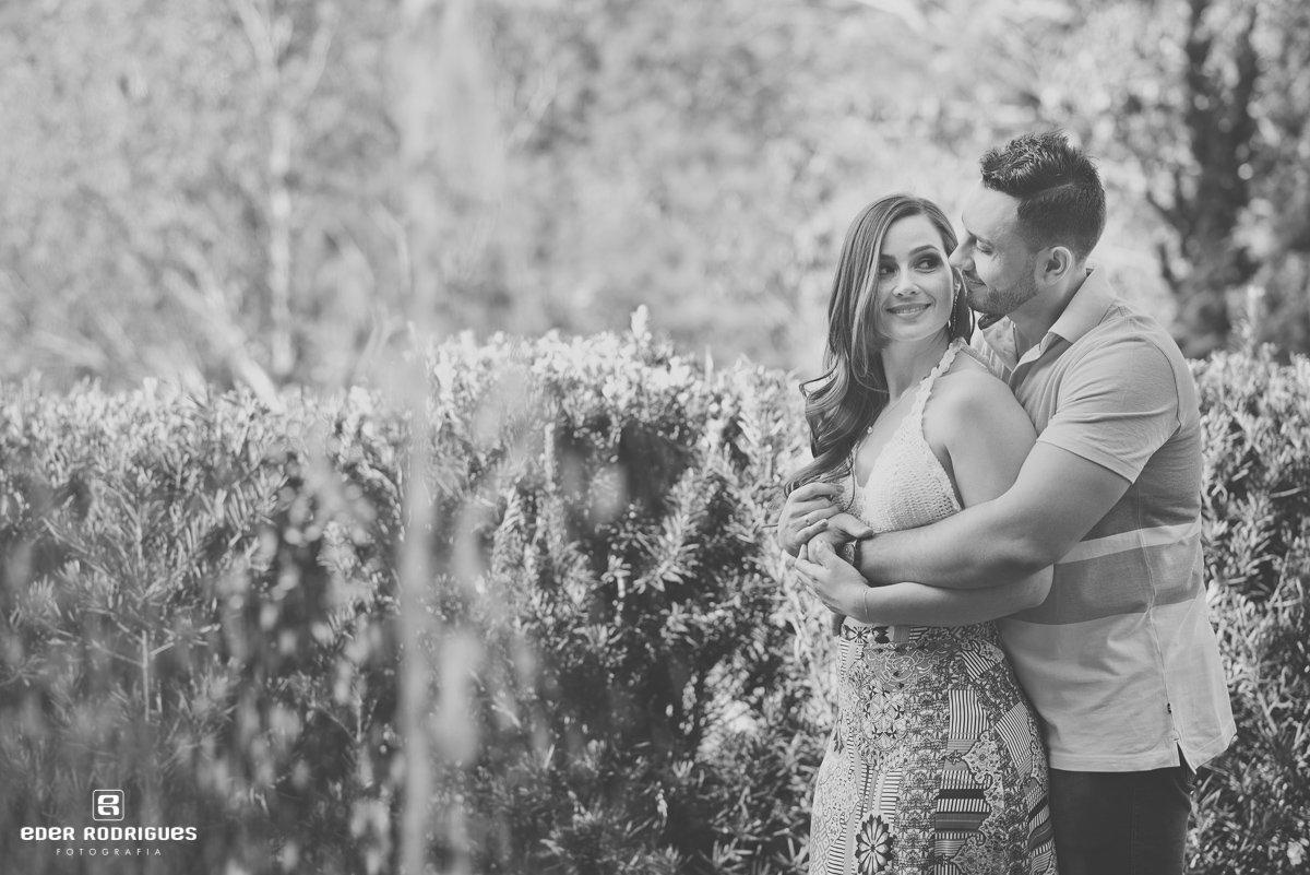 Casal de noivos agarrados, no Jardim dos Pinhais Ecco Parque