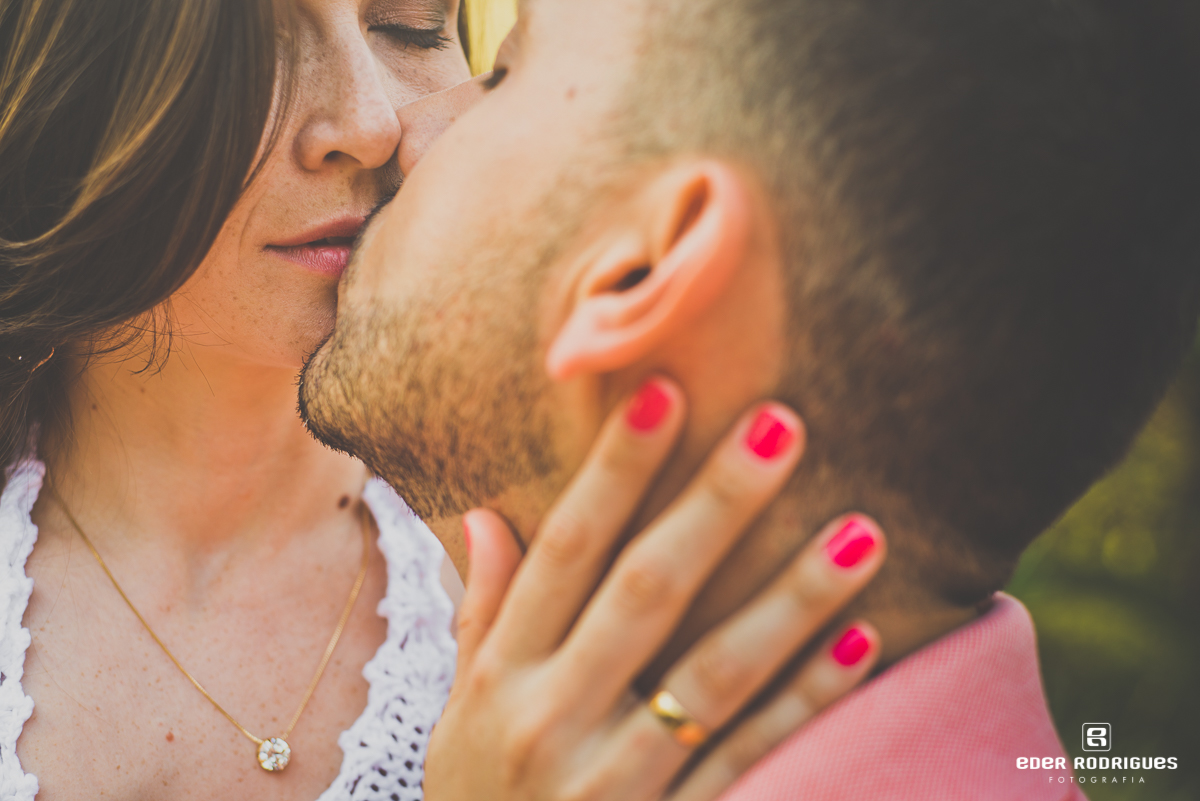 Noivos se baijando, no Jardim dos Pinhais Ecco Parque