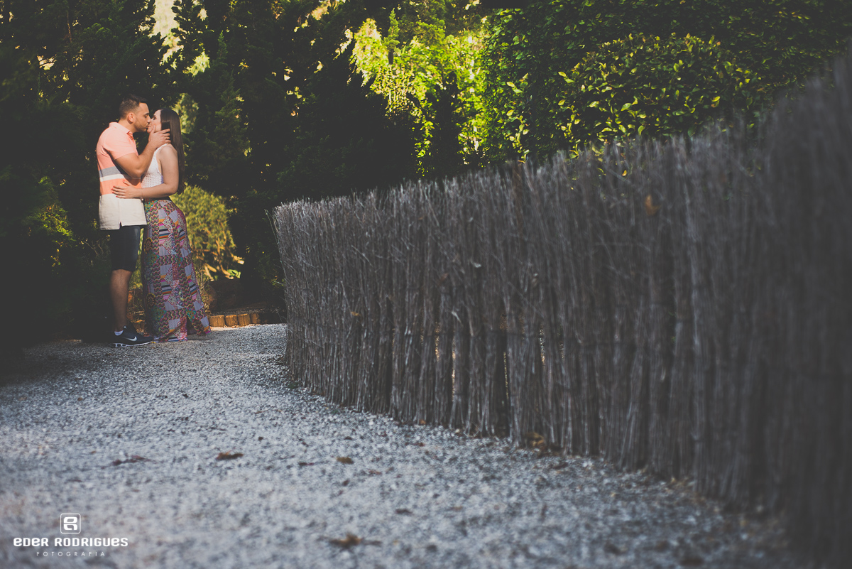 Noivos se baijando, no Jardim dos Pinhais Ecco Parque