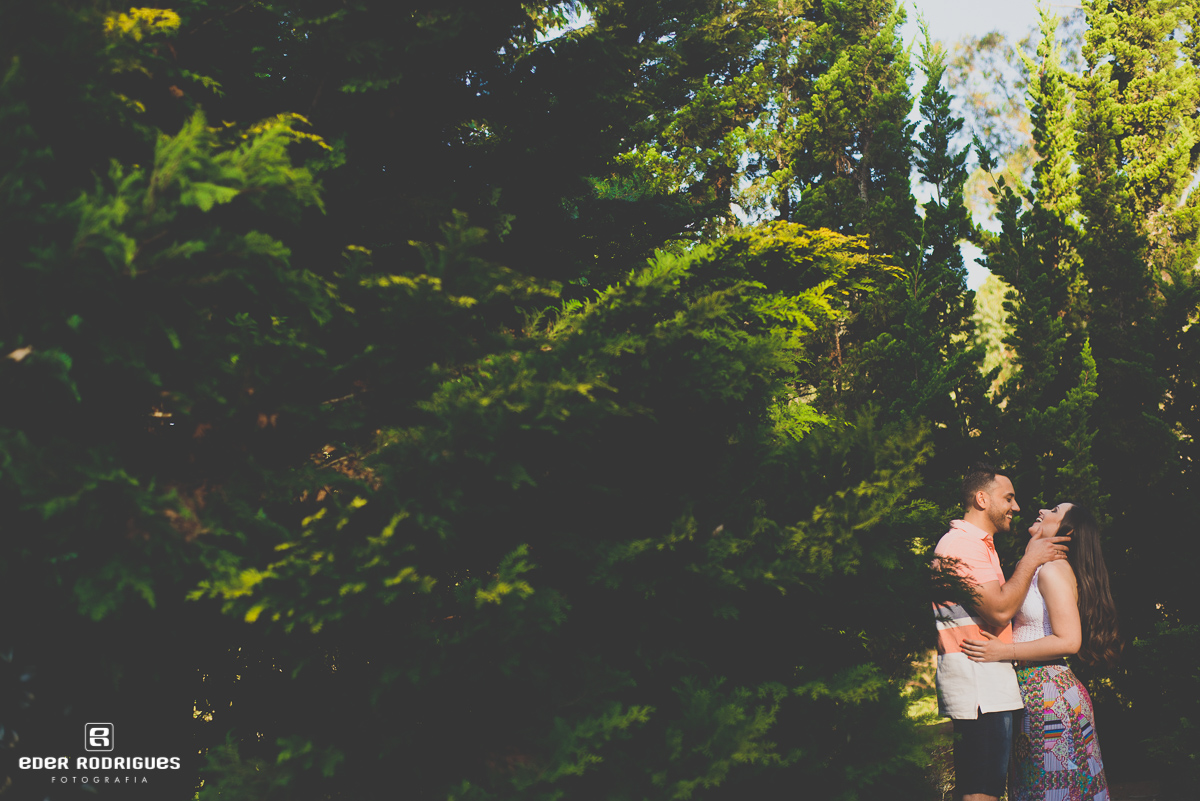 Noivos dando risada, no Jardim dos Pinhais Ecco Parque