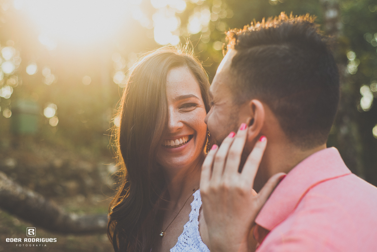 Casal de noivos agarrados e risadas, no Jardim dos Pinhais Ecco Parque