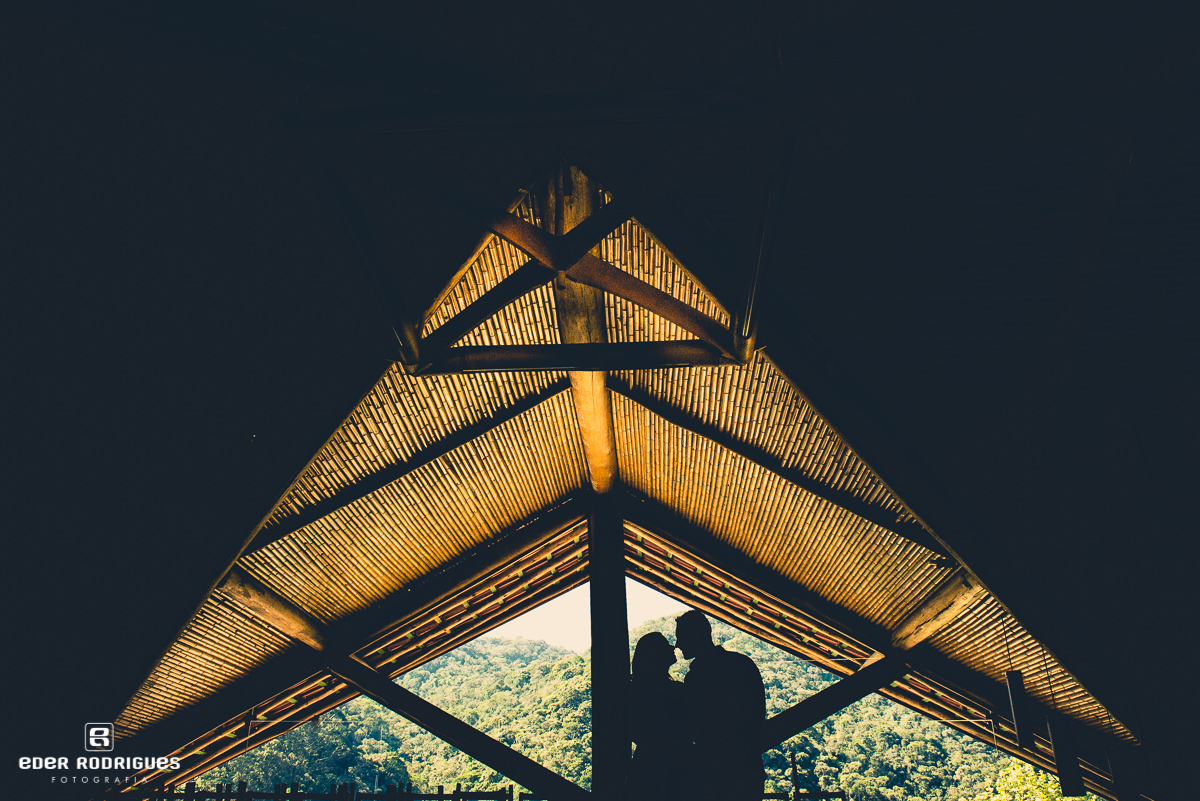Casal de noivos se olhando, no Jardim dos Pinhais Ecco Parque