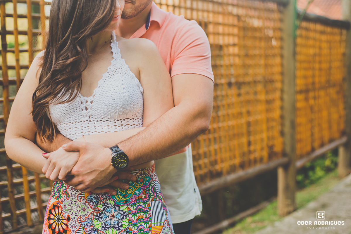 Casal de noivos agarrados, no Jardim dos Pinhais Ecco Parque