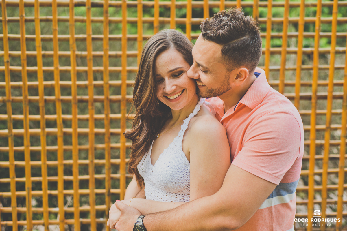 Noivo beijando a noiva no rosto, no Jardim dos Pinhais Ecco Parque