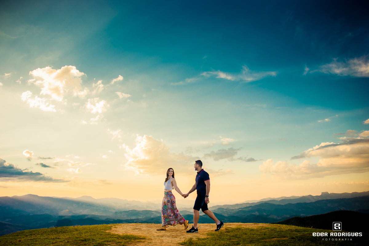 Noivos caminhando na montanha, em pico agudo