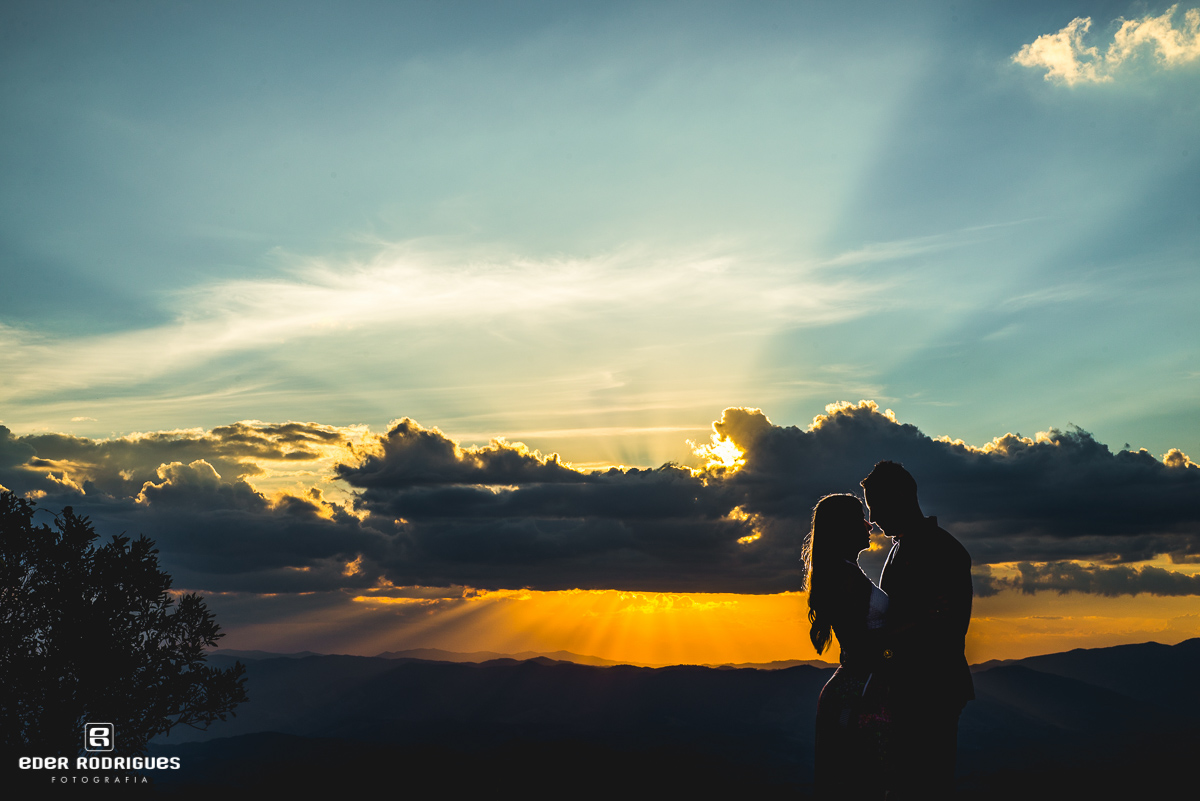 Casal de noivos no pôr do sol, em pico agudo