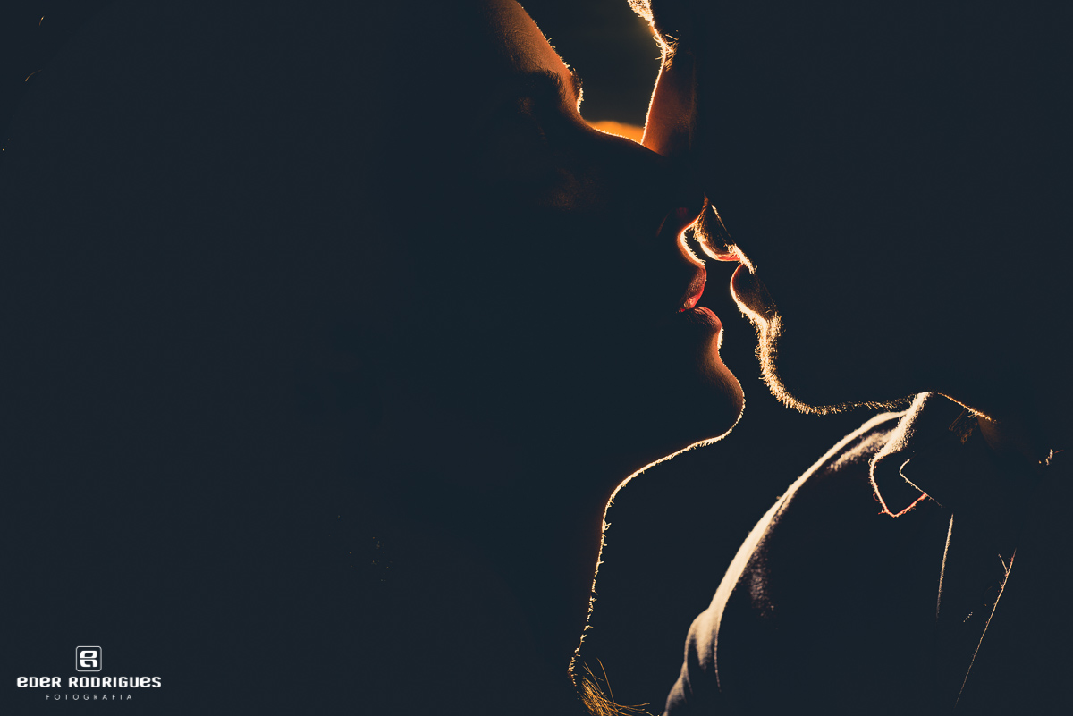 Casal de noivos no pôr do sol, em pico agudo