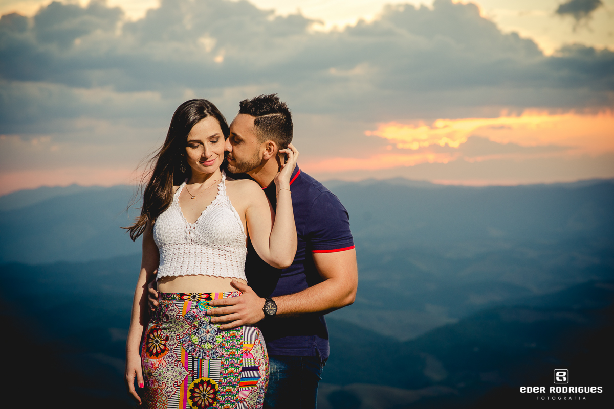 Casal de noivos no pôr do sol, em pico agudo