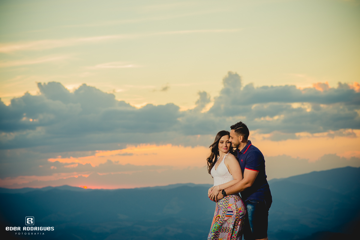 Casal de noivos no pôr do sol, em pico agudo