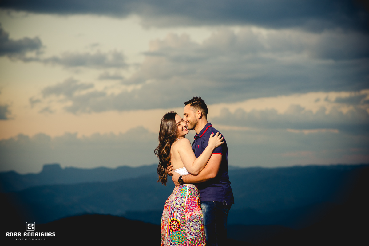 Casal de noivos agarrados e risadas, no no pico agudo