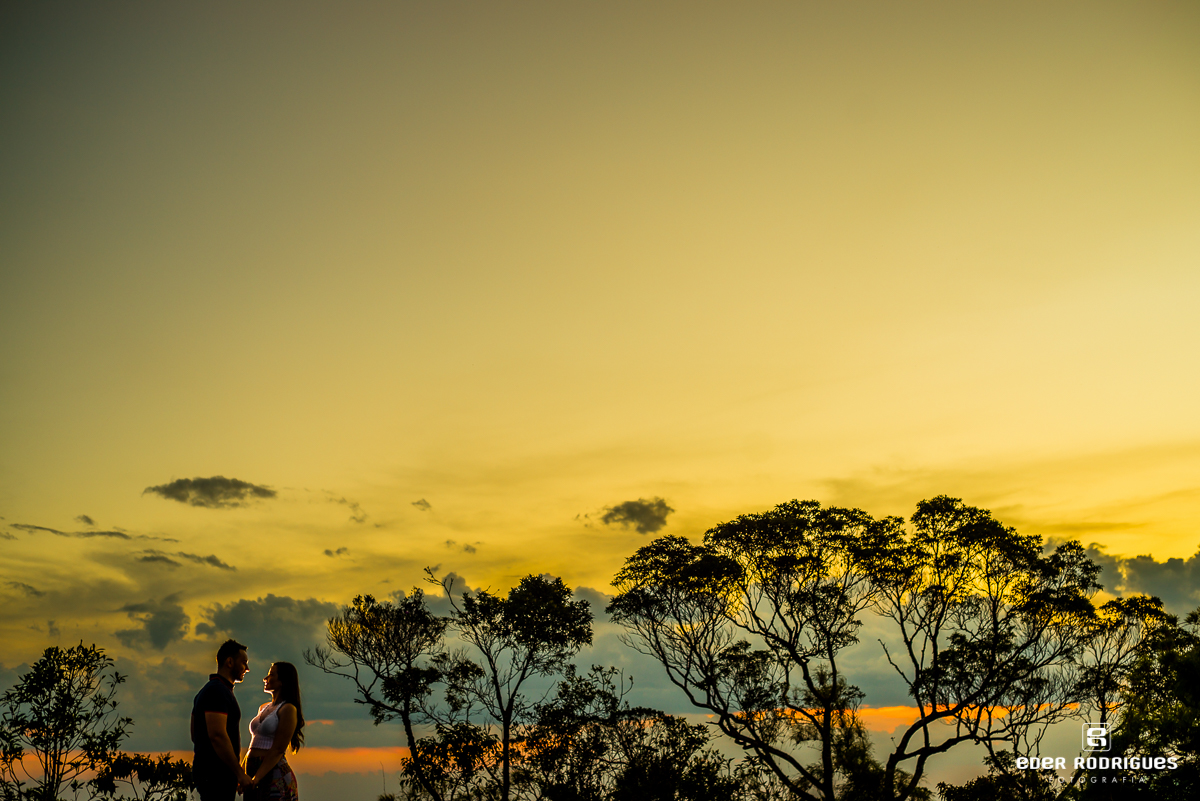 Casal de noivos no pôr do sol, em pico agudo