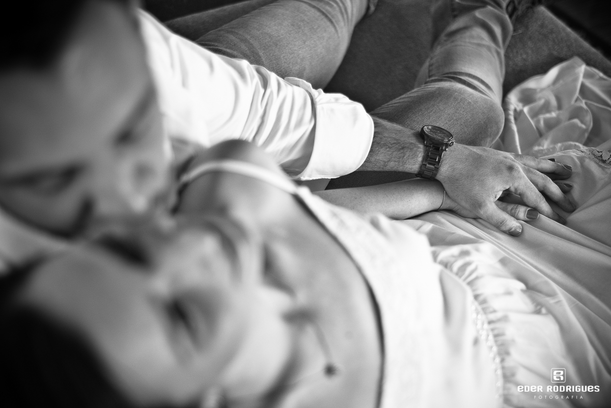 Noivo beijando no rosto, no Jardim dos Pinhais Ecco Parque