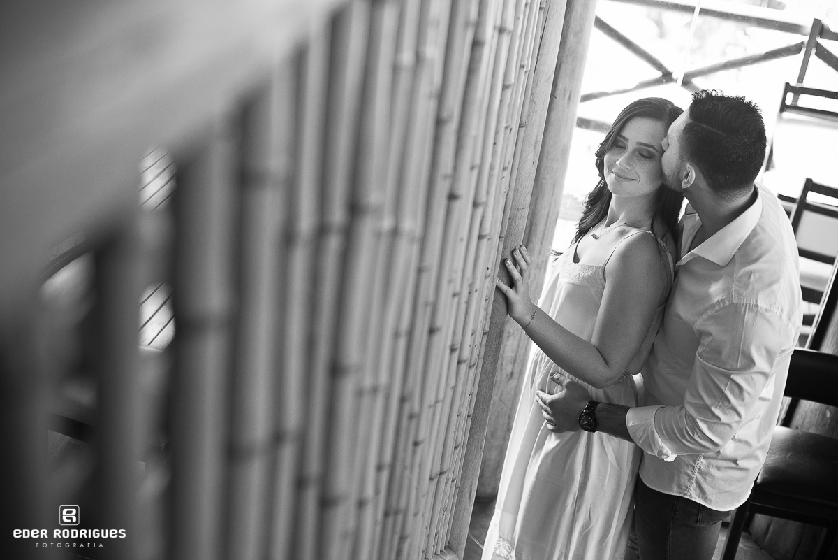 Noivo beijando no rosto, no Jardim dos Pinhais Ecco Parque