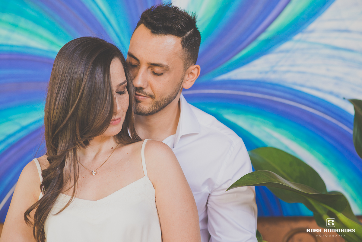 Casal de noivos agarrados, no Jardim dos Pinhais Ecco Parque