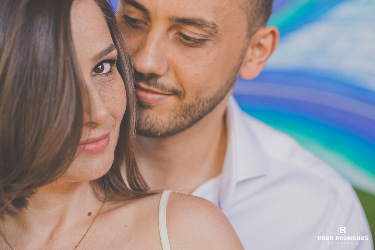 Casal de noivos agarrados, no Jardim dos Pinhais Ecco Parque