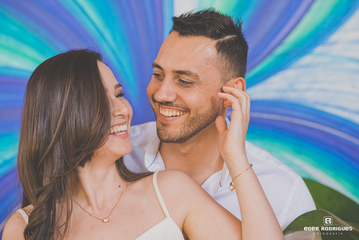 Casal de noivos dando risada, no Jardim dos Pinhais Ecco Parque