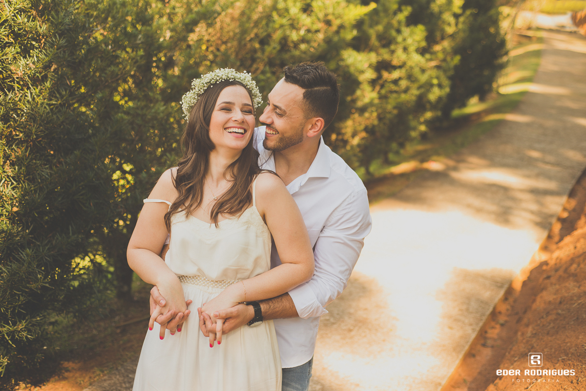Noivos dando risada, no Jardim dos Pinhais Ecco Parque