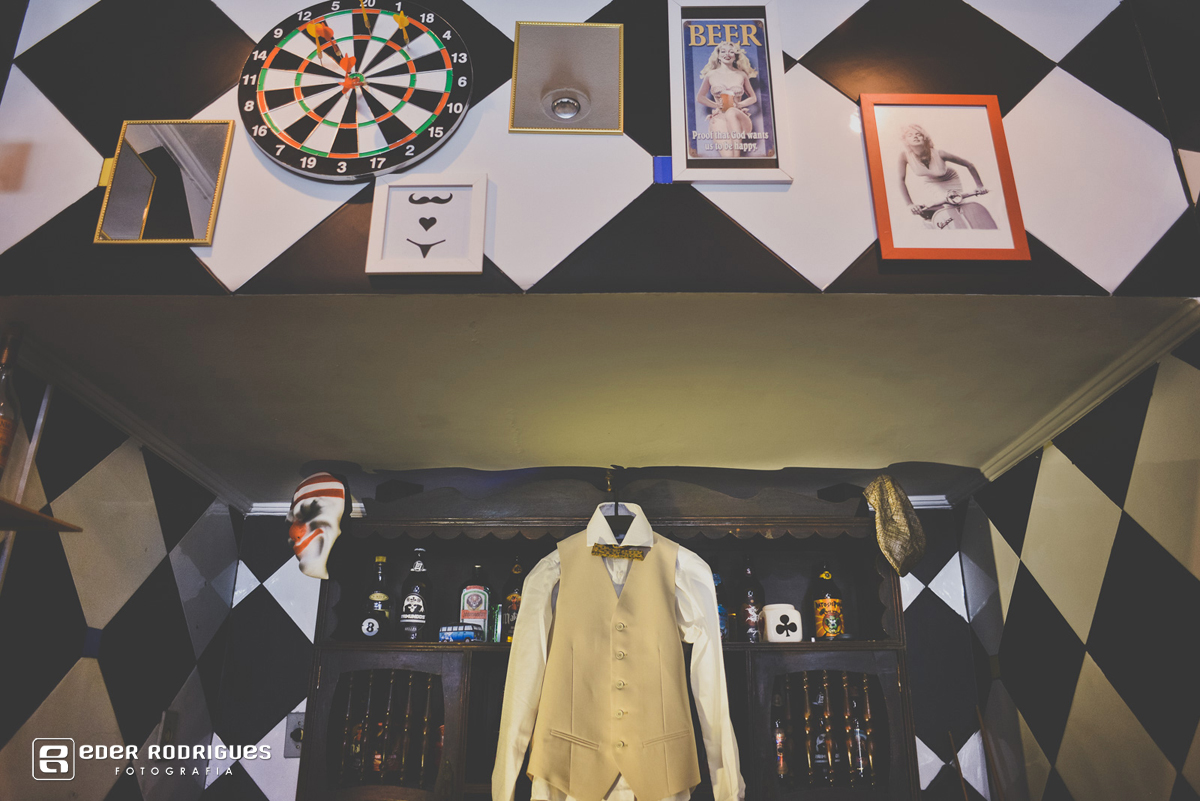 terno do noivo no salão de cabelo