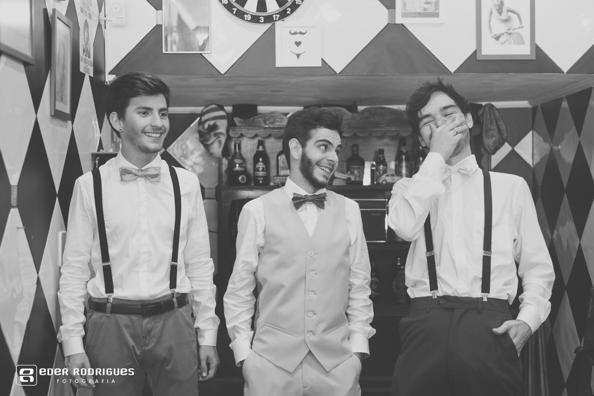 noivo e padrinho sorrindo no salão em sjcampos