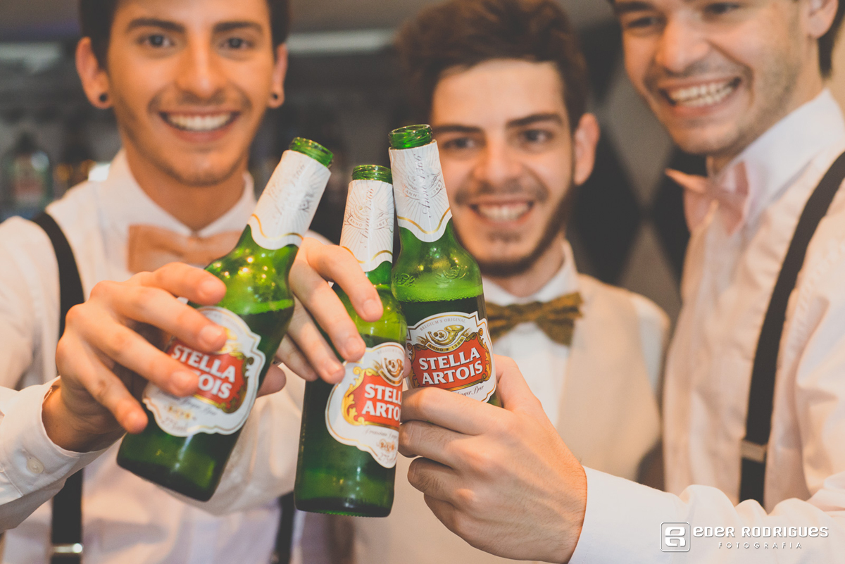 noivo e padrinhos brindando com cerveja