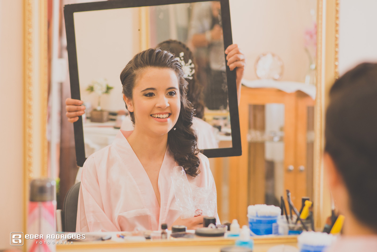 noiva se vendo no espelho