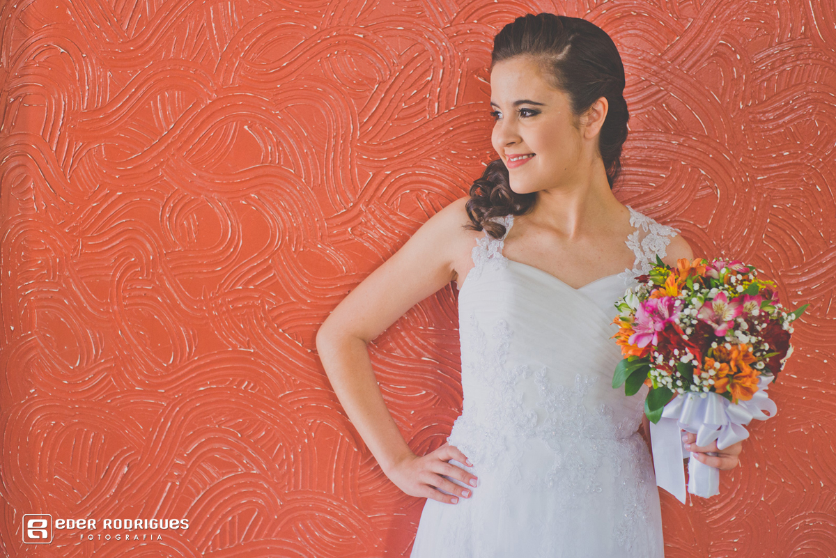 noiva com buquê lindo no making of em sjcampos