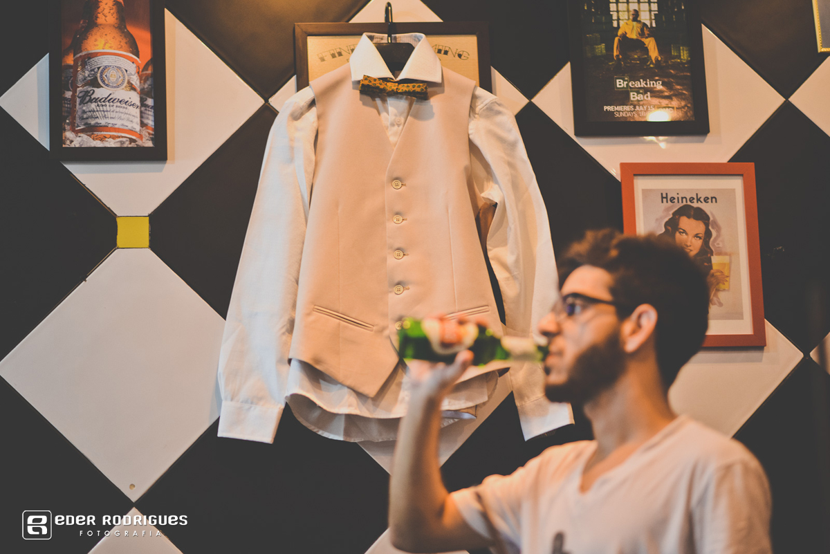 noivo tomando cerveja no making of