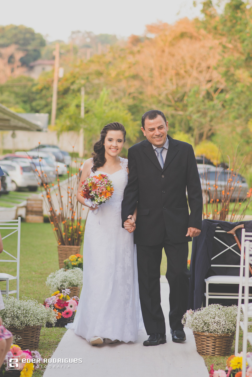 noiva entrando com o pai no casamento