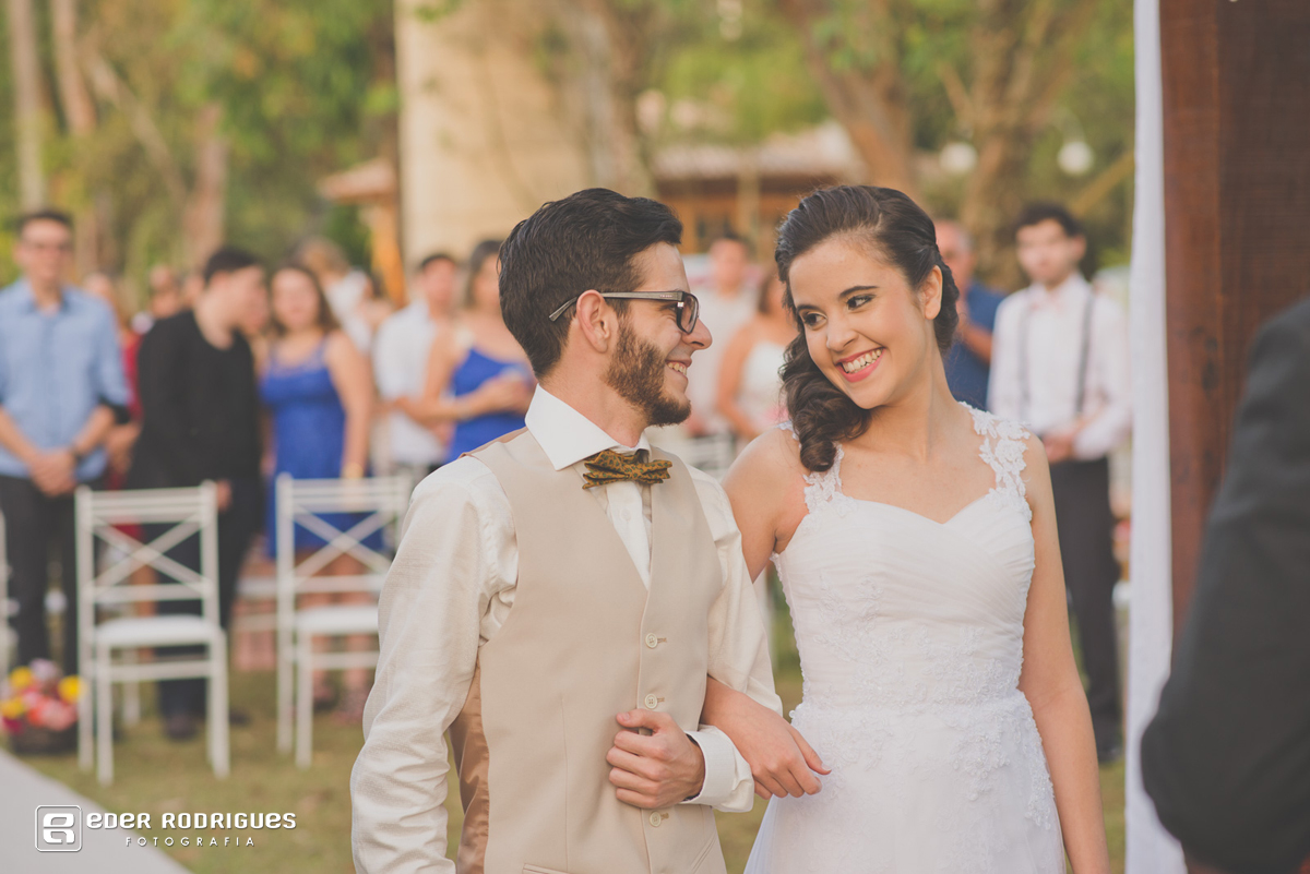 noivos se olhando apaixonados no casamento em sjc