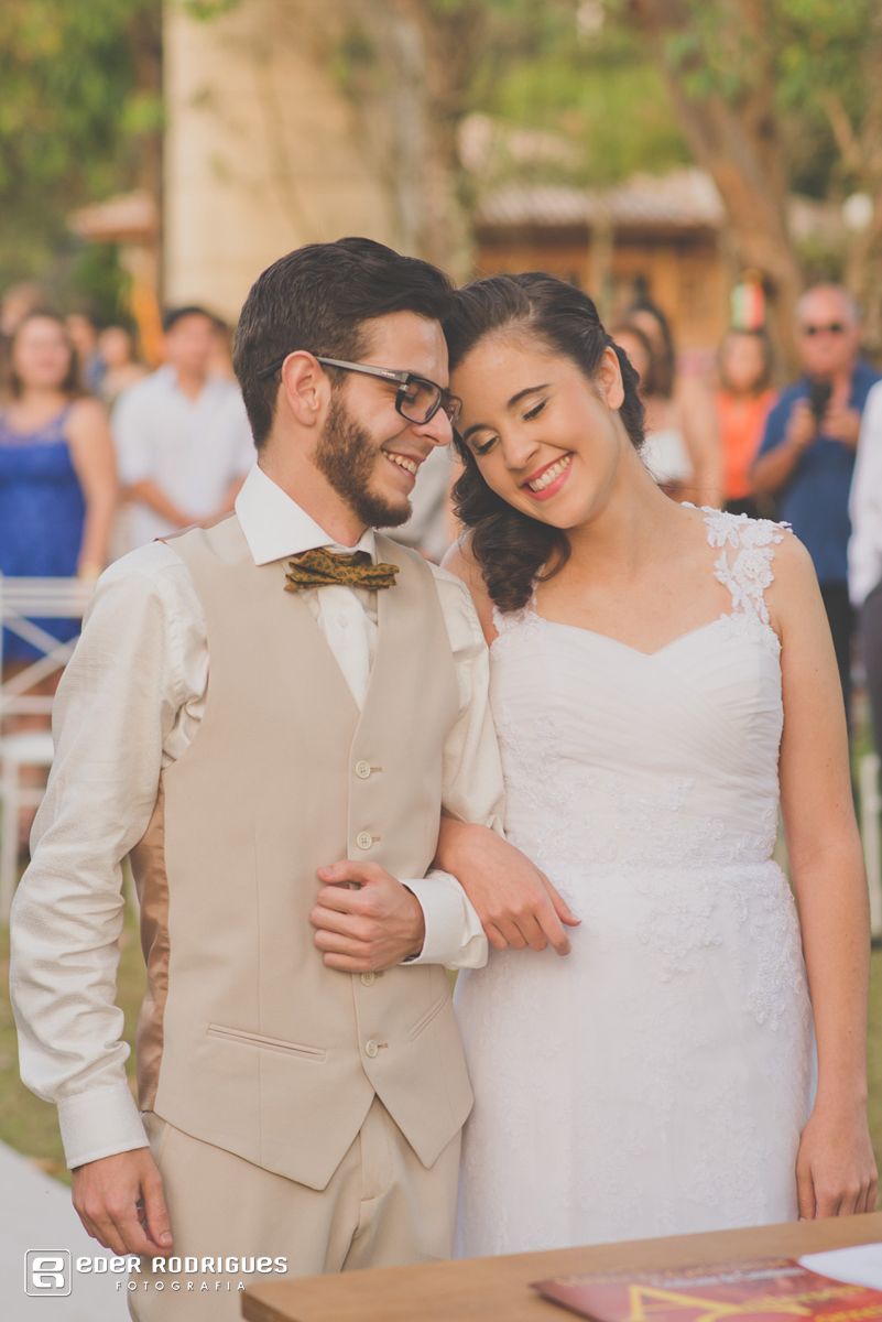 noivos apaixonados no casamento em sjc