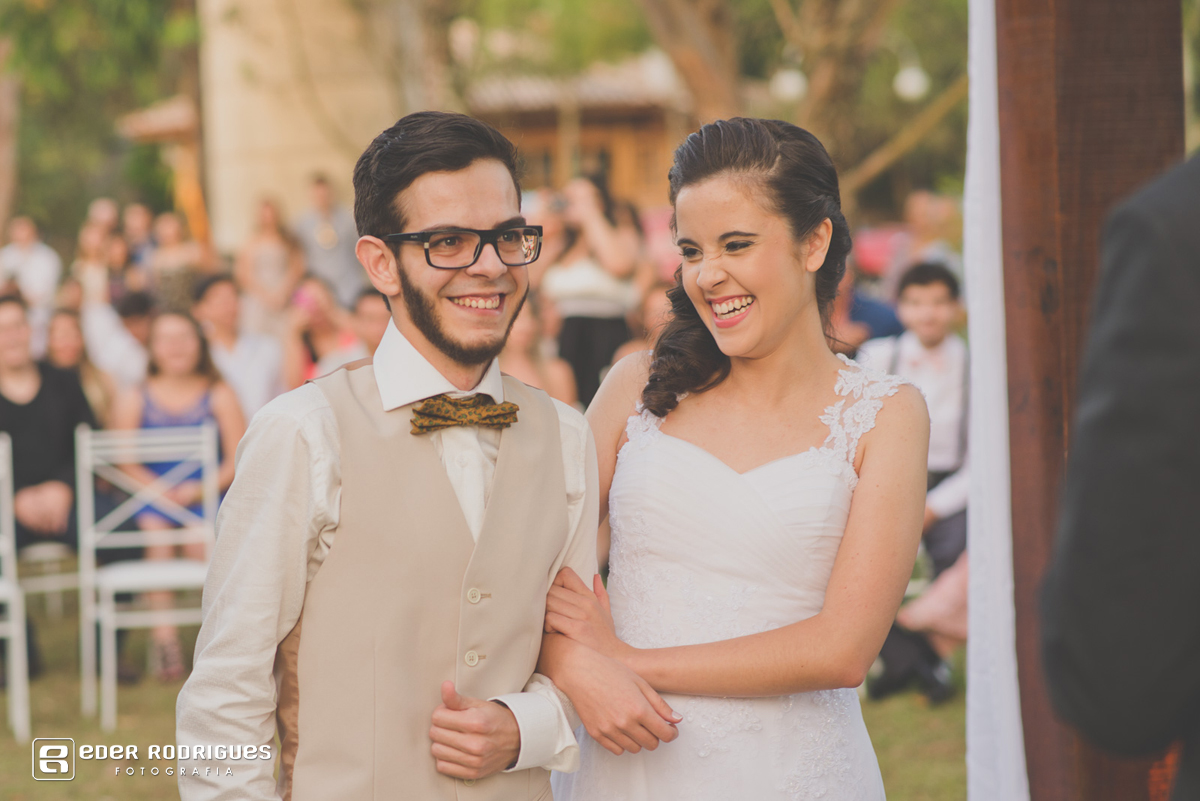 noiva sorrindo para o noivo no casamento em sjcampos