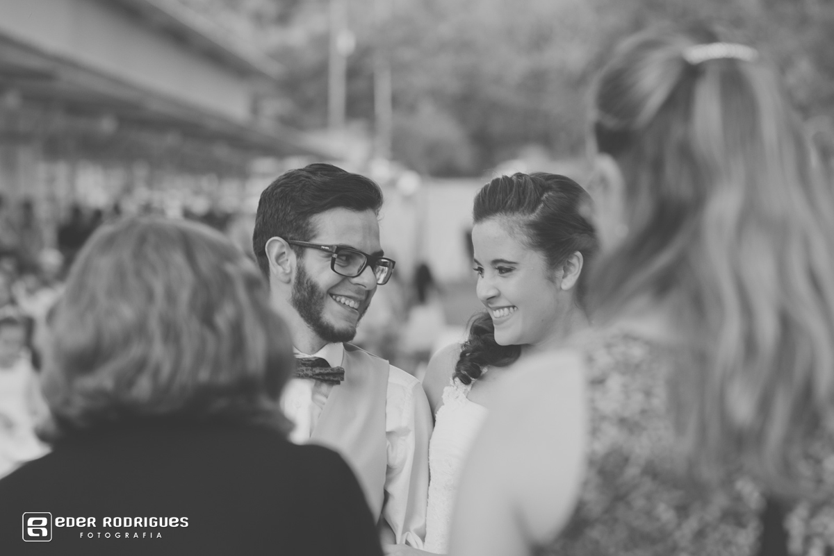 noivos se olhando apaixonados no coroa imperial em sjc