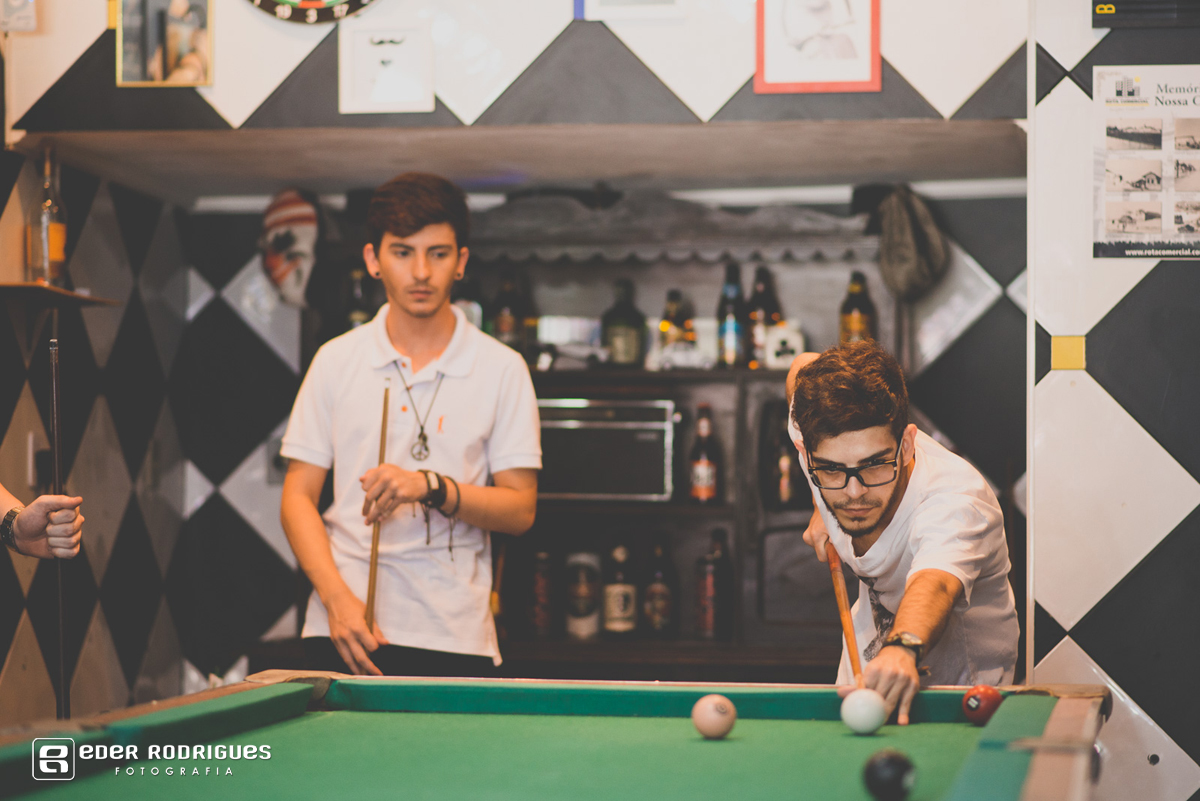 noivo jogando bilhar com os padrinhos