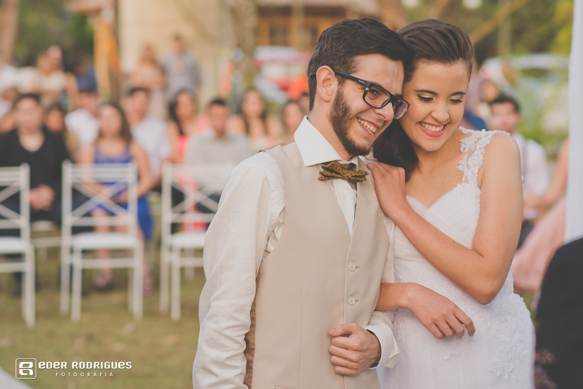 noivos felizes no espaço coroa imperial em sjc