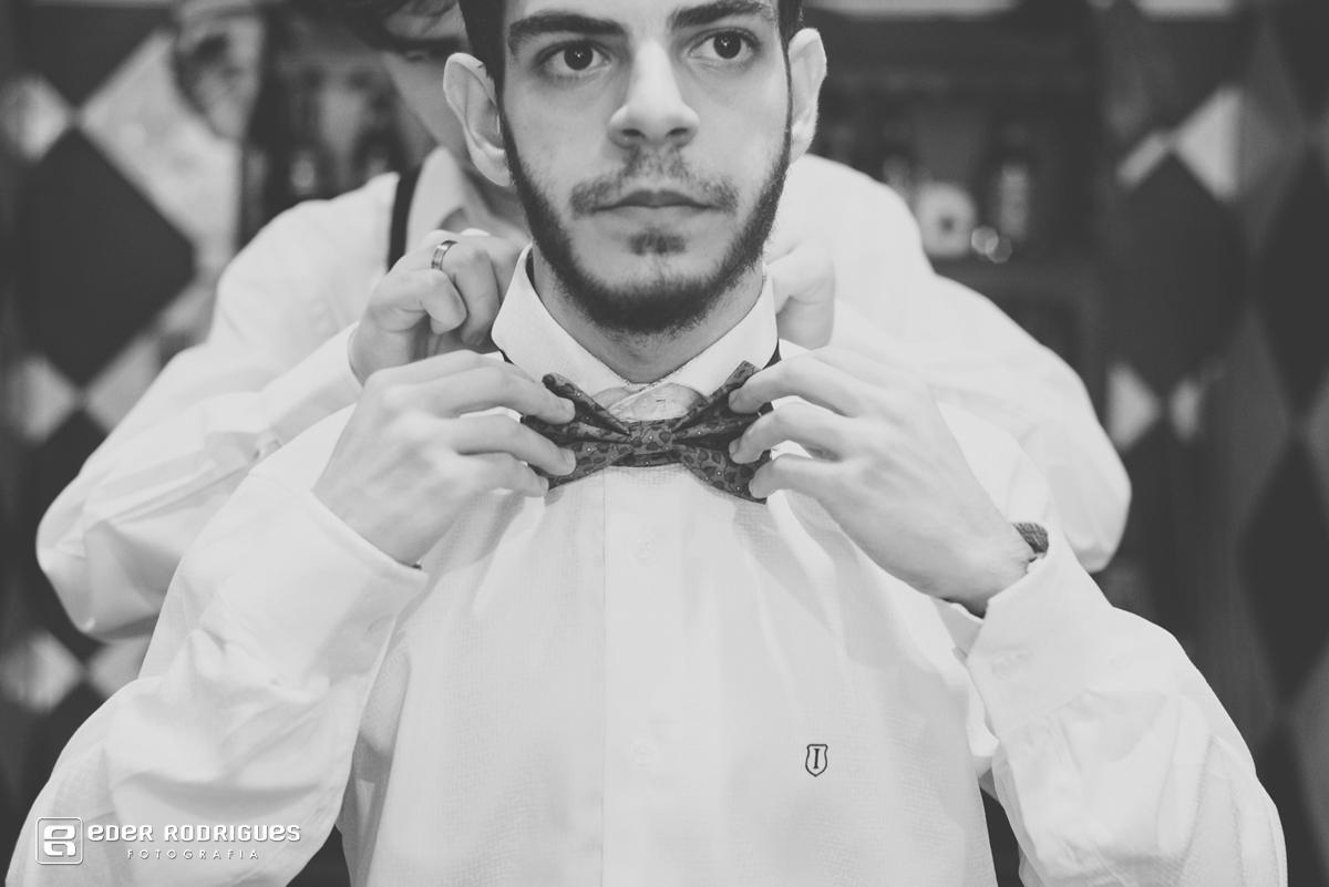 padrinho ajudando noivo com a gravata