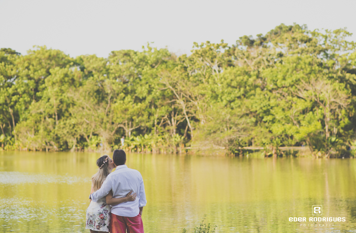 casal na beira do lago, noiva beijando o noivo no parque da cidade em São José dos Campos