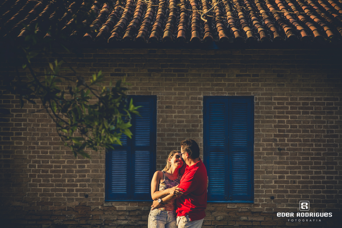 noiva sorrindo para o noivo no parque da cidade em São José dos Campos