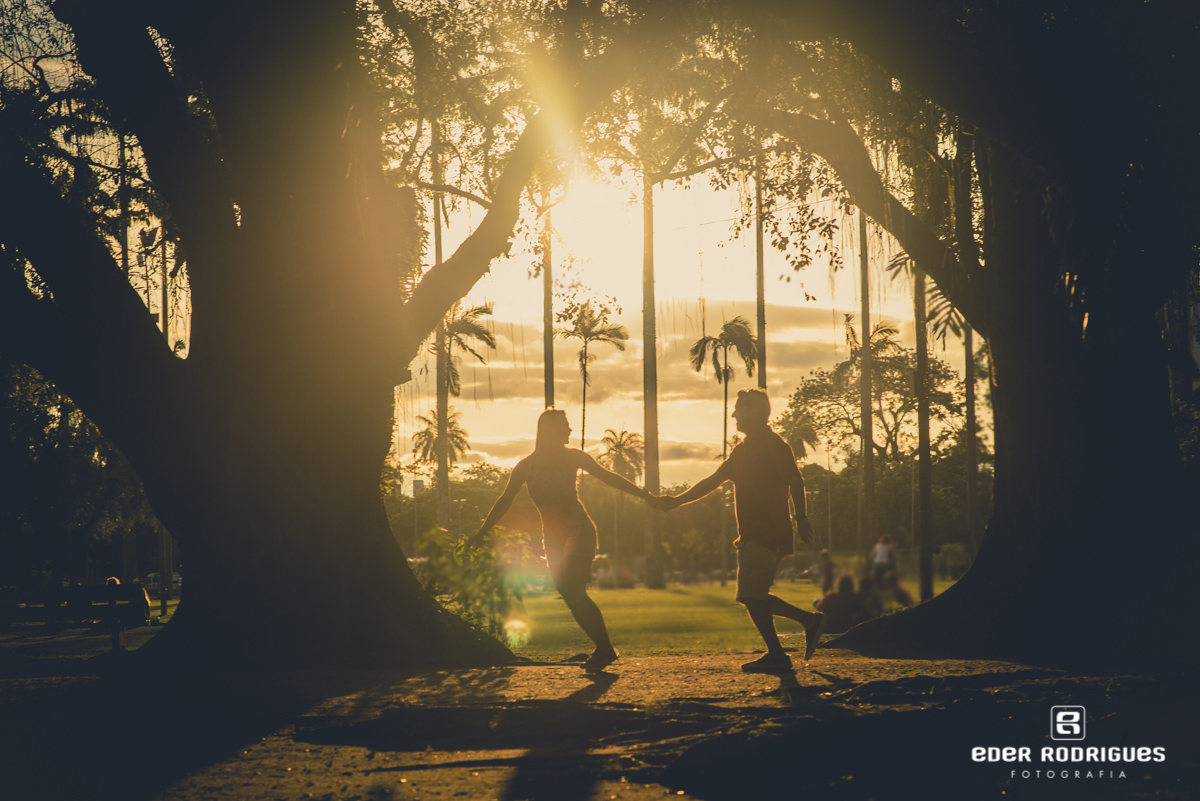 casal de noivos correndo de mão dadas no parque da cidade em São José dos Campos