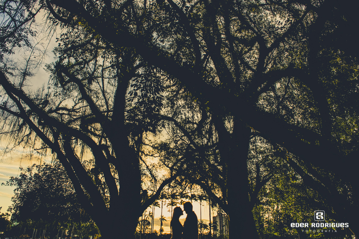 casal de noivos no pôr do sol, no parque da cidade em São José dos Campos