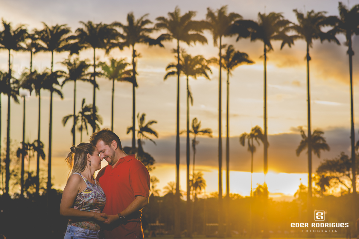 casal de noivos no pôr do sol, no parque da cidade em São José dos Campos