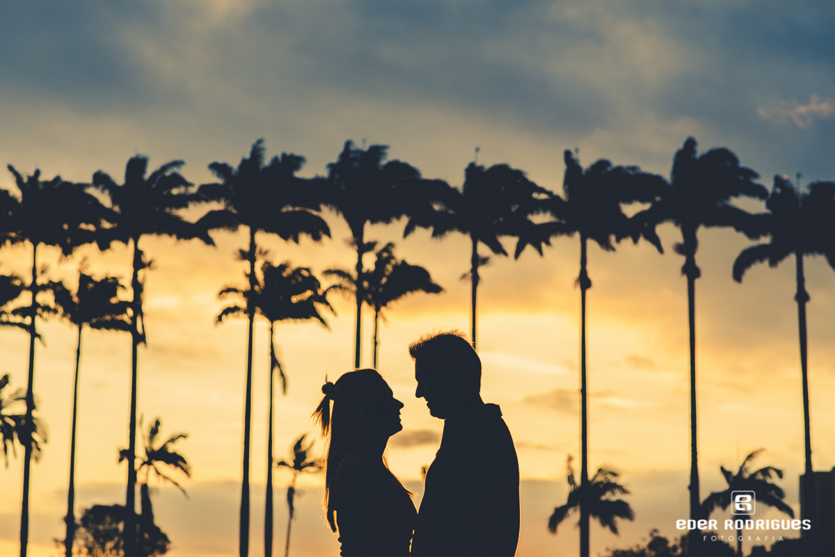 casal de noivos no pôr do sol, no parque da cidade em São José dos Campos