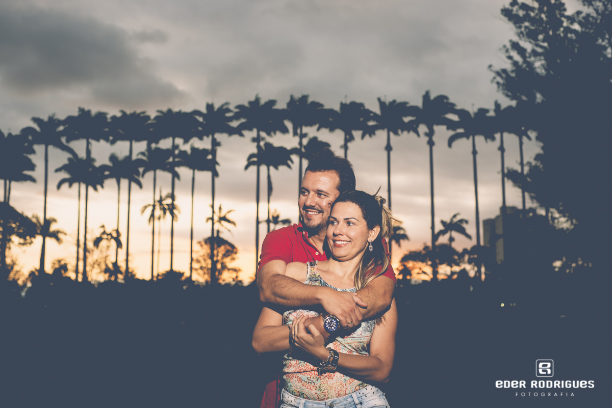 casal de noivos abraçados no pôr do sol, no parque da cidade em São José dos Campos