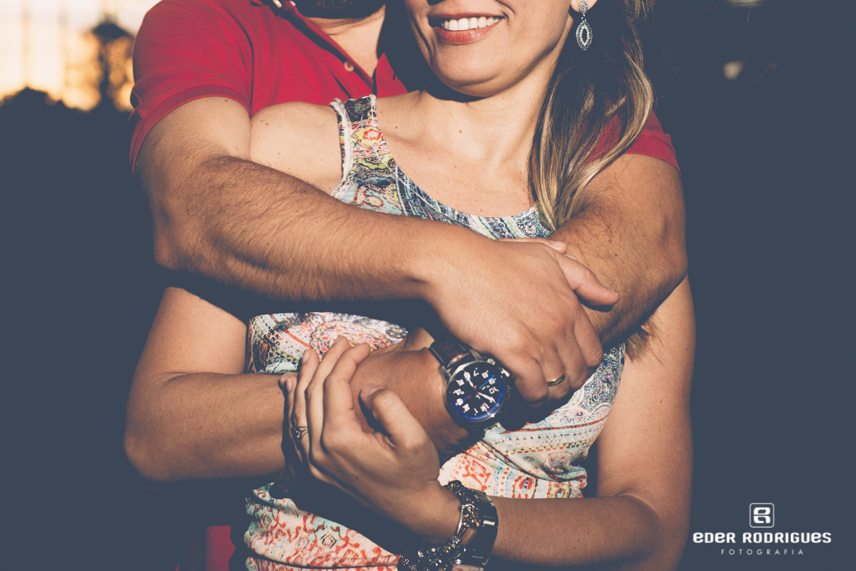 casal de noivos abraçados no pôr do sol, no parque da cidade em São José dos Campos