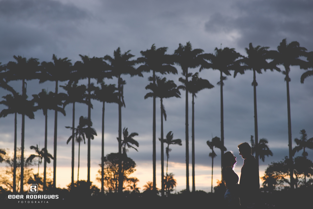 casal de noivos no pôr do sol, no parque da cidade em São José dos Campos