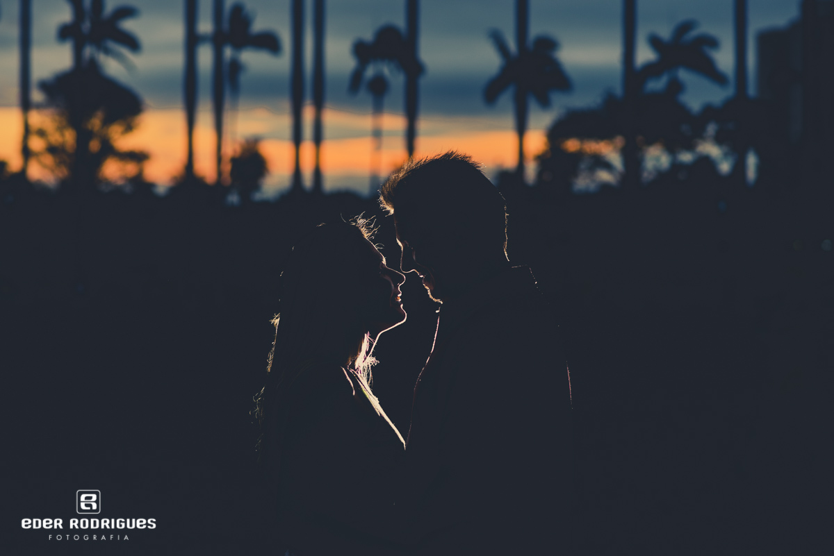 casal de noivos abraçados no pôr do sol, no parque da cidade em São José dos Campos