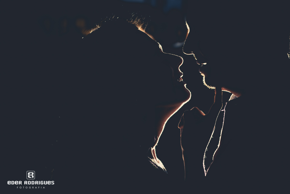 casal de noivos abraçados no pôr do sol, no parque da cidade em São José dos Campos