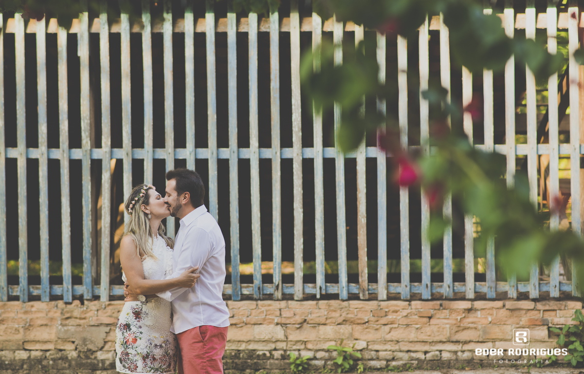 casal de noivos se beijando no parque da cidade em São José dos Campos