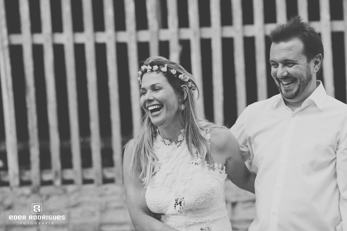 casal de noivos sorrindo no parque da cidade em São José dos Campos